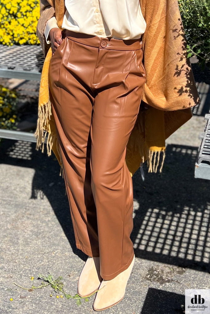 Brown leather pants outfit 🤎 | Leather pants, Brown leather pants, Leather  pants outfit
